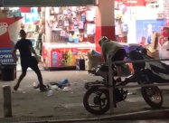   فيديو: سطو على محل تجاري في بات يام واعتقال مشتبه 